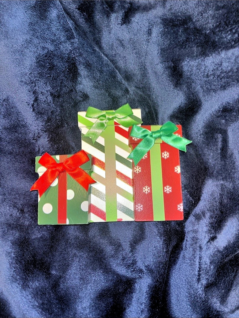 Robert Stanley Christmas Classics Patterned Christmas Presents Wood Decor